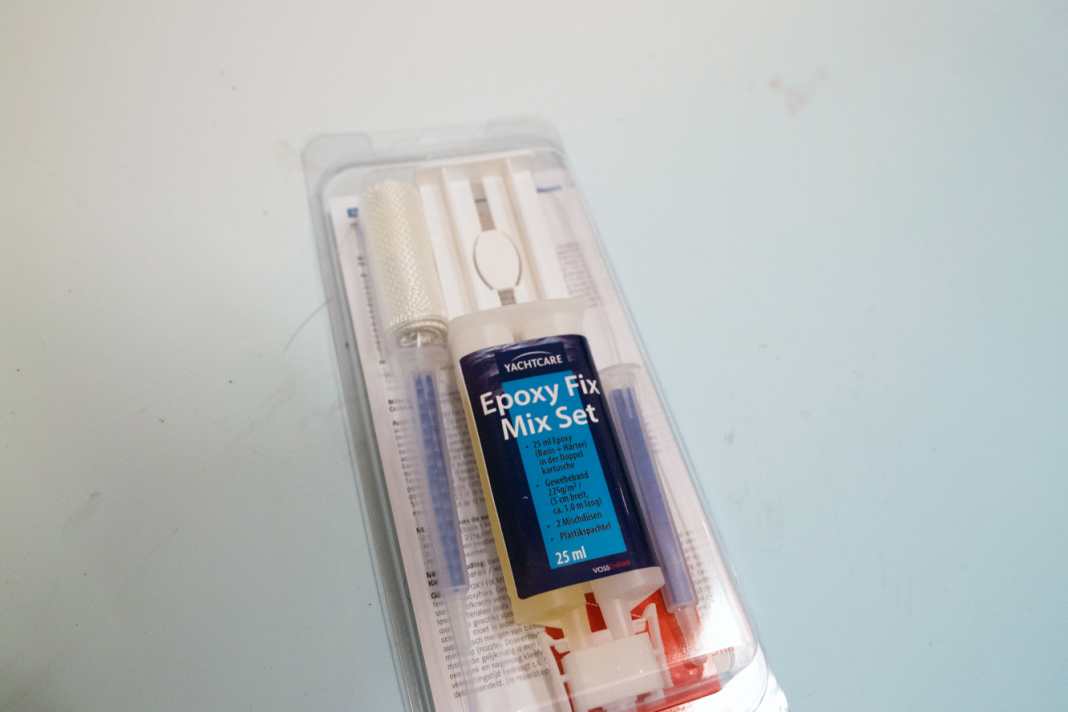 YACHTCARE Epoxy Fix Mix Set: Bei Druck auf die Kolbenstange kommen die Komponenten gleichmäßig aus der Doppelspritze und werden in einer speziellen Düse vermischt. Laut Yachtcare sorgt das Produkt für gute Verbindungen mit hoher Zug- und Schlagfestigkeit. Preis ca. 15 €, BAUHAUS