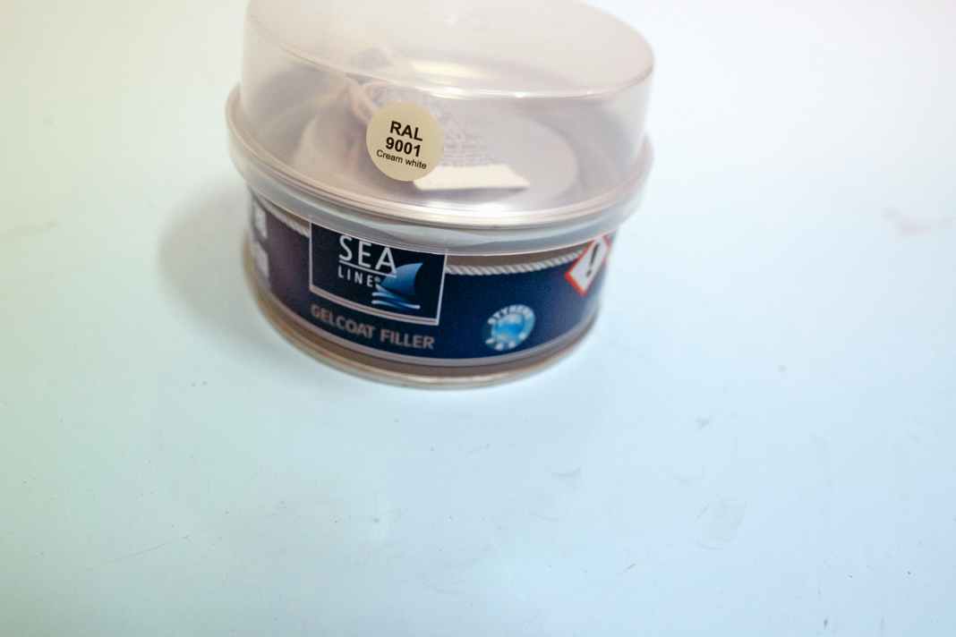 SEA-LINE Gelcoat Filler: Ein Zweikomponenten-Gelcoat-Spachtel (styrolfrei), der laut Produktbeschreibung auch in Umgebungen mit einer hohen Luftfeuchtigkeit verarbeitet werden kann. Die dichte Konsistenz und das hohe Gewicht der Gelschichtbasis verhindern das Verlaufen an senkrechten Oberflächen. Die Einheit hat einen Inhalt von 250 g. Preis: ca. 29 €, YACHTICON
