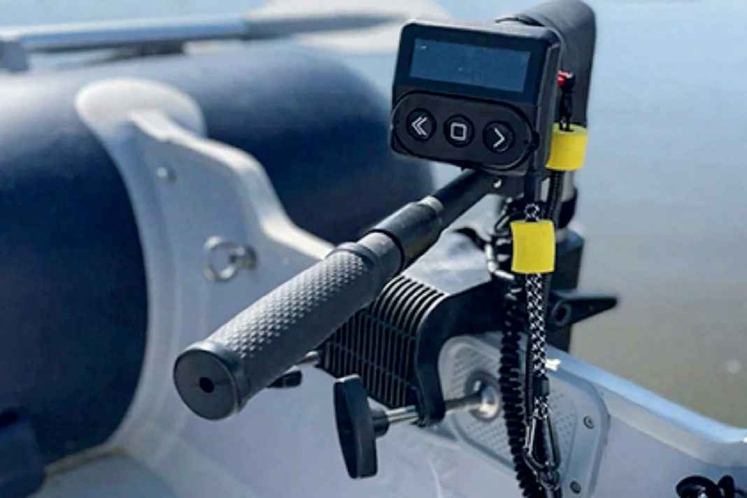 A practical drive for small boats for mounting on the transom: The Kicker is extremely compact and lightweight. The lithium battery is integrated