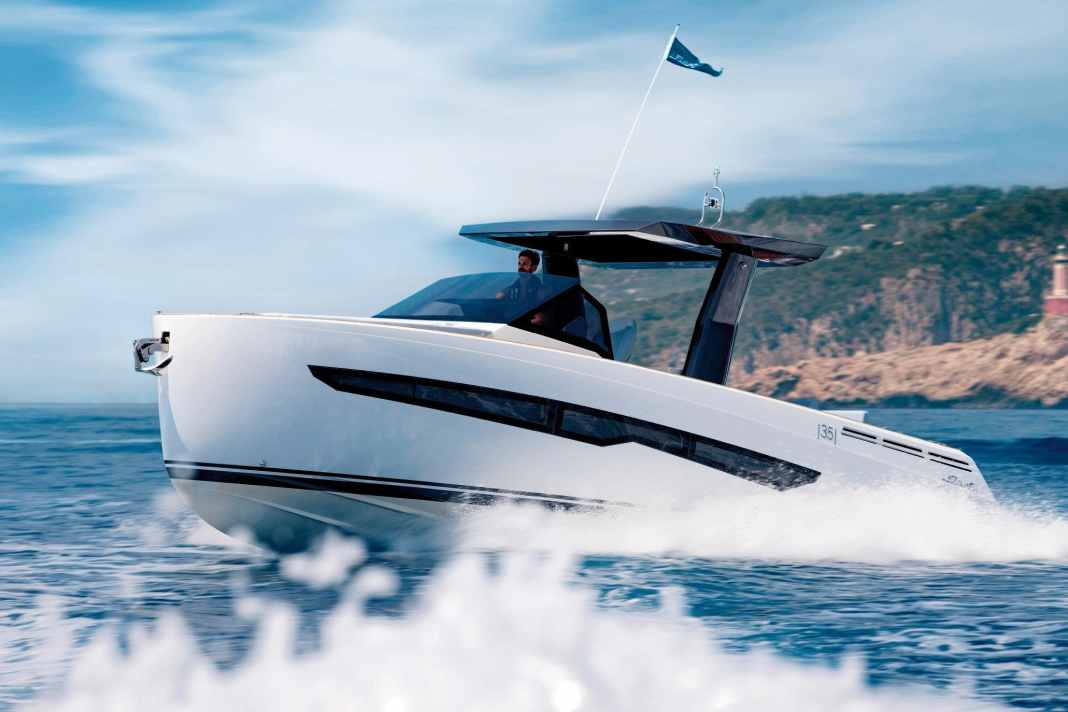 When it comes to motorisation, you can choose between twin systems with outboards or inboards.