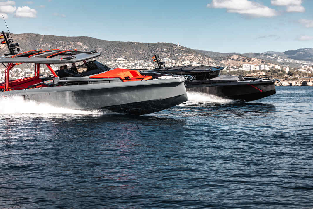 The Shadow 1200 Black OPS, as well as the brand new open sun-top version, were exhibited for the first time at boot Düsseldorf