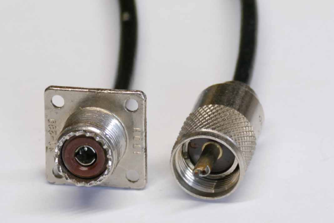 PL-Buchse (l.) an der An­tenne und Stecker (r.) am Kabel ist die häufigste Konfiguration im Seefunk