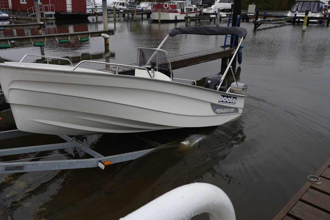 So that we can apply our antifouling to the Pegazus 450, we lower it into the water