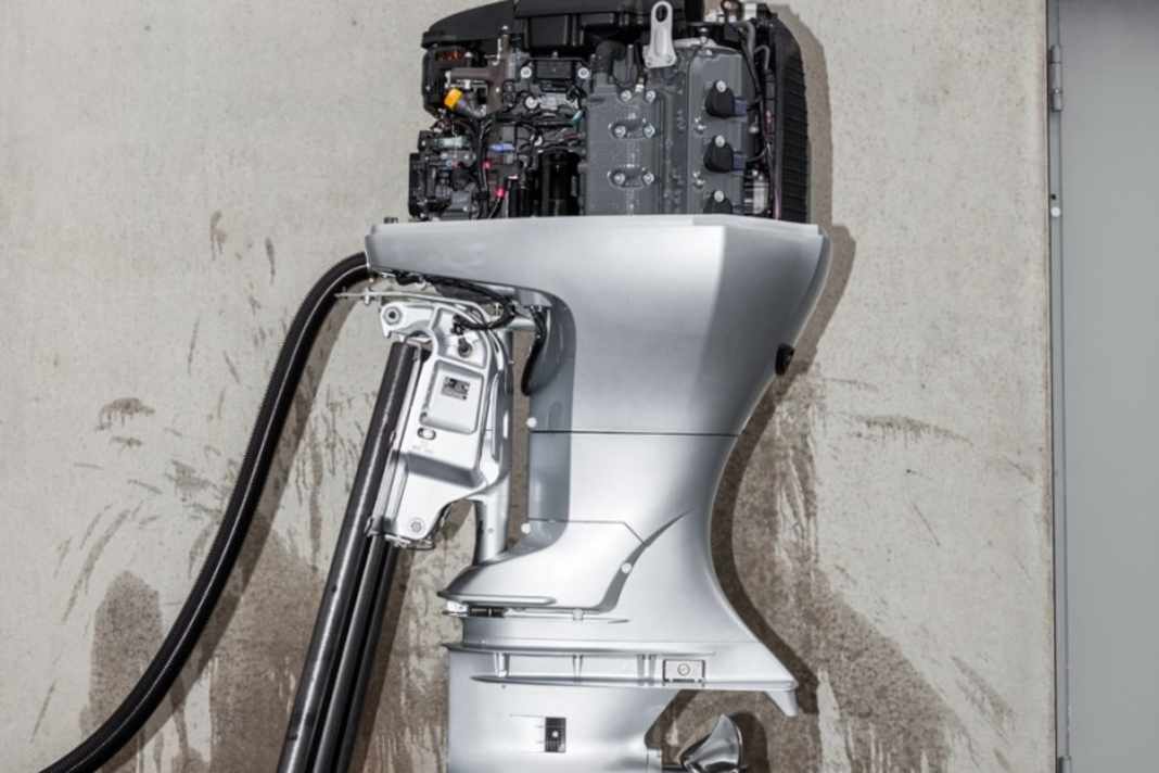 Outboard motor test This year we took a close look at the 200 hp class. This includes engines with small and large displacements, supercharged engines and a two-stroke engine.