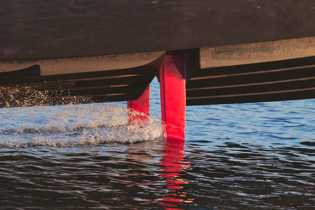 Ab einer bestimmten Geschwindigkeit hebt das Boot ab und die Foils werden sichtbar. Mit dieser Technologie sind auch Fahrten über das raue Meer möglich.