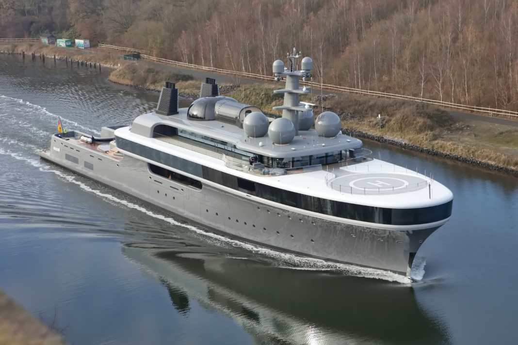 Australian designer Marc Newson created a futuristic explorer with a glass dome as an office. Lürssen built the methanol fuel cell yacht in Schacht-Audorf and has now sent it on its first sea trials. It travelled through the NOK to the Kiel Fjord.