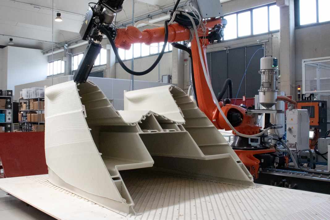 V2 Boats carried out the additive manufacturing of the six-metre catamaran in Spain using a nozzle robot unit from Caracol.