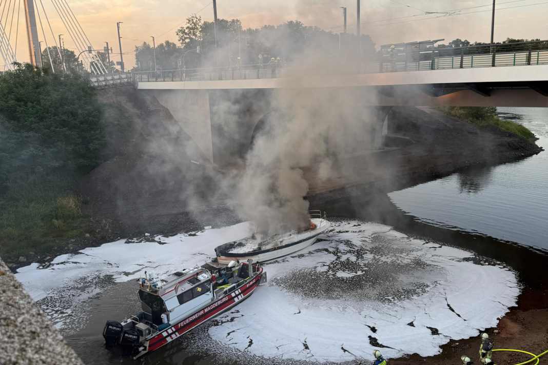 Das dänische Sportboot im Vollbrand.