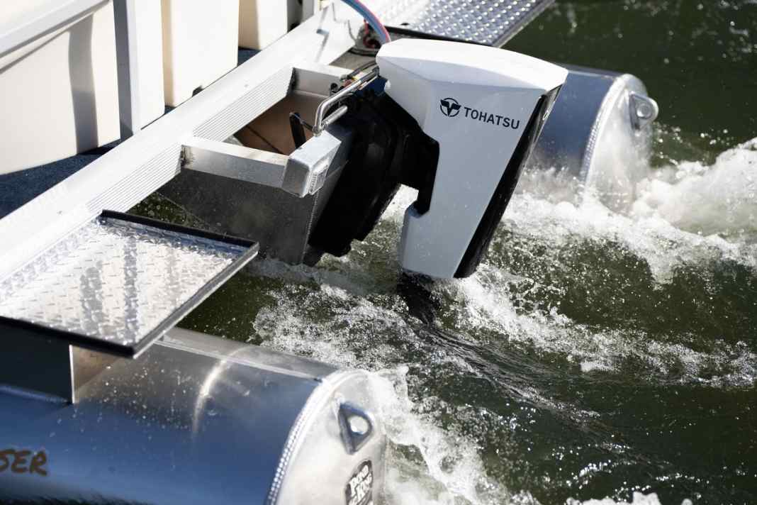 Der neue Motor mit 6 KW Leistung auf einem Pontonboot