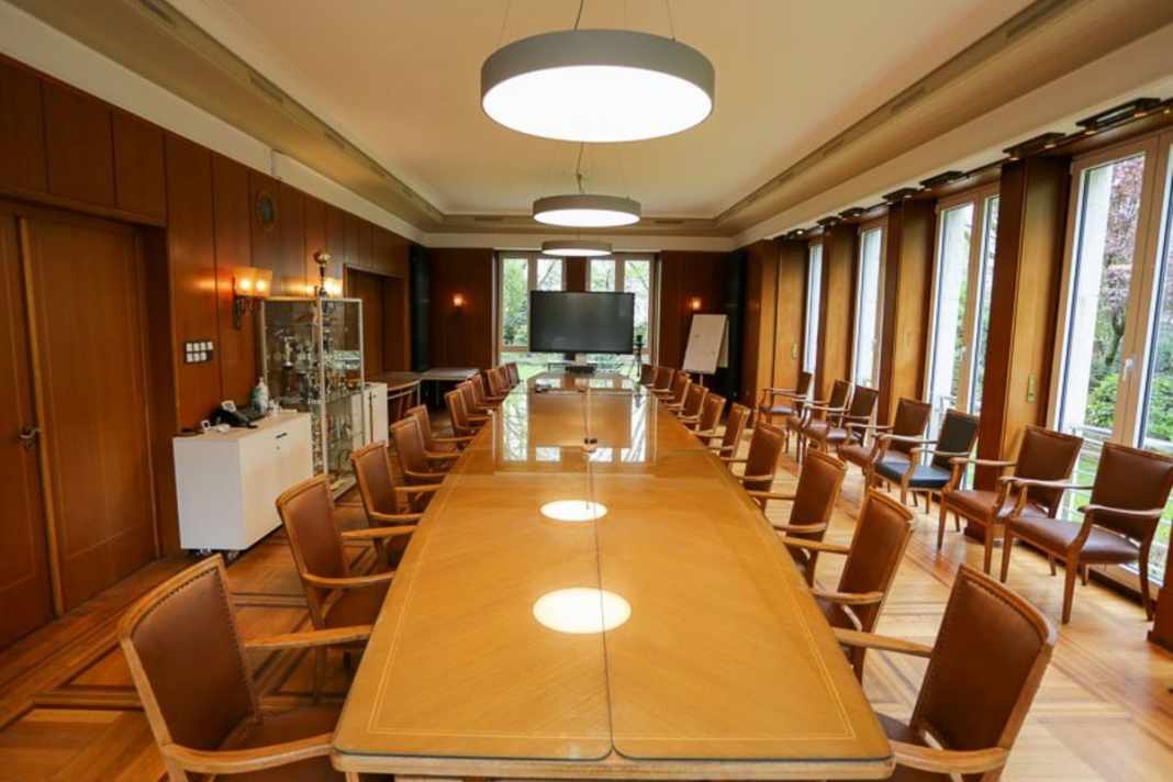 The conference room of the DMYV office is to be modernised