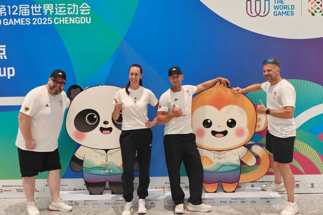 The motosurf team as part of Team Germany at the World Games in Chengdu (from left): DMYV motosurf representative Burkhard Meyer zu Allendorf with motosurfers Jennifer Beckmann and Sebastian Lux and coach Fabian Kusche.