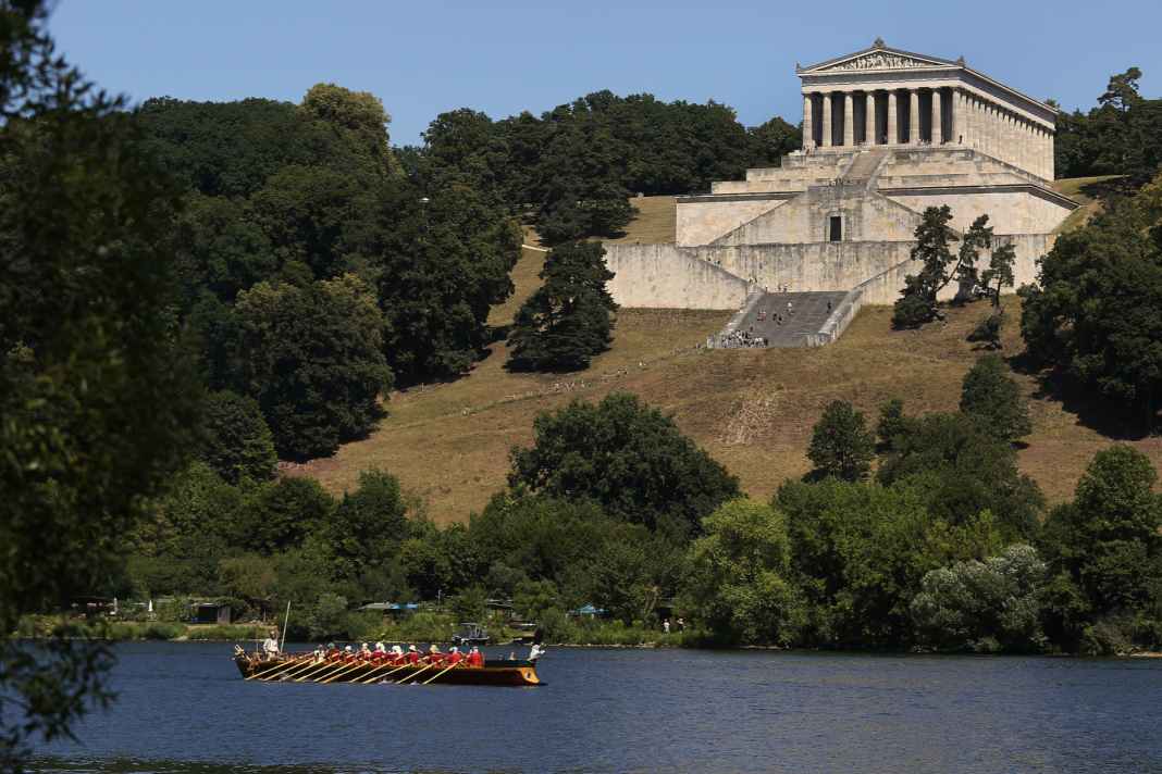Das nachgebaute römische Patrouillenboot "Fridericiana Alexandrina Navis" fährt auf der Reise ins schwarze Meer vorbei an der Walhalla nahe Regensburg.