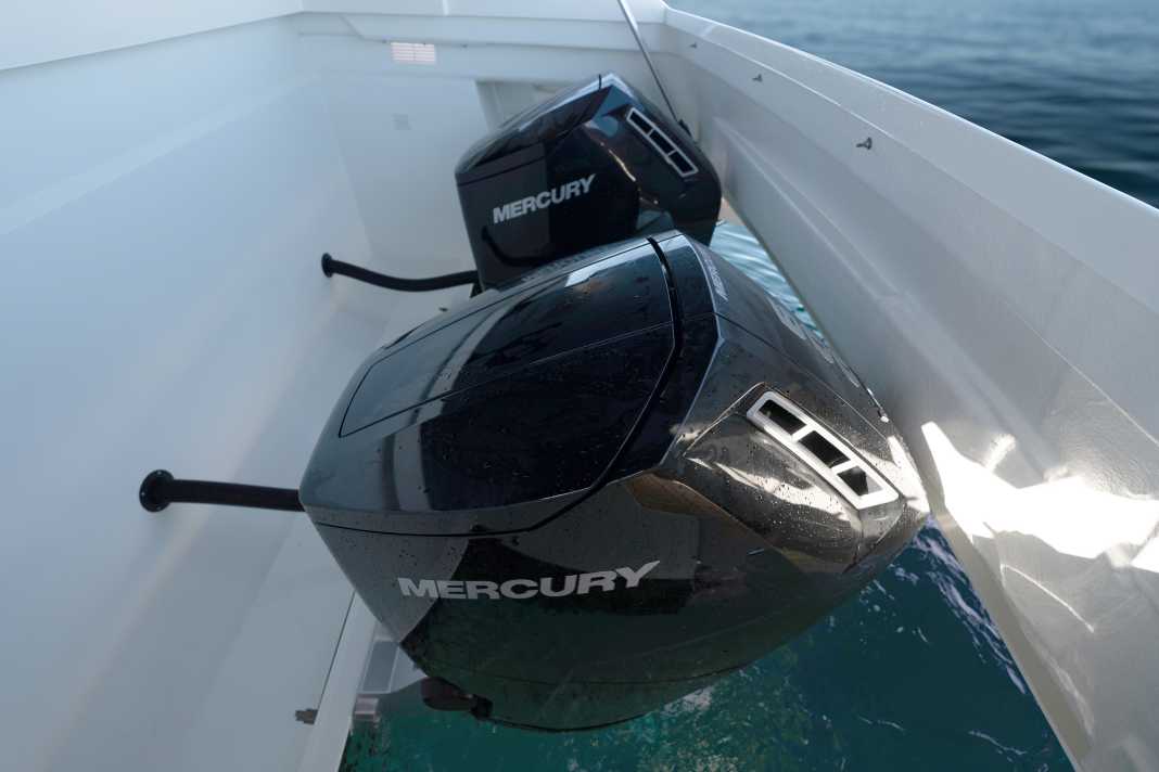 Die zwei Mercury V12 Motoren sind unter der Liegefläche versteckt. Zusammen leisten sie 1200 PS