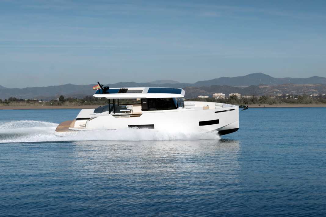 Die neue De Antonio D50 Coupe bei Cruisingspeed von 30 Knoten