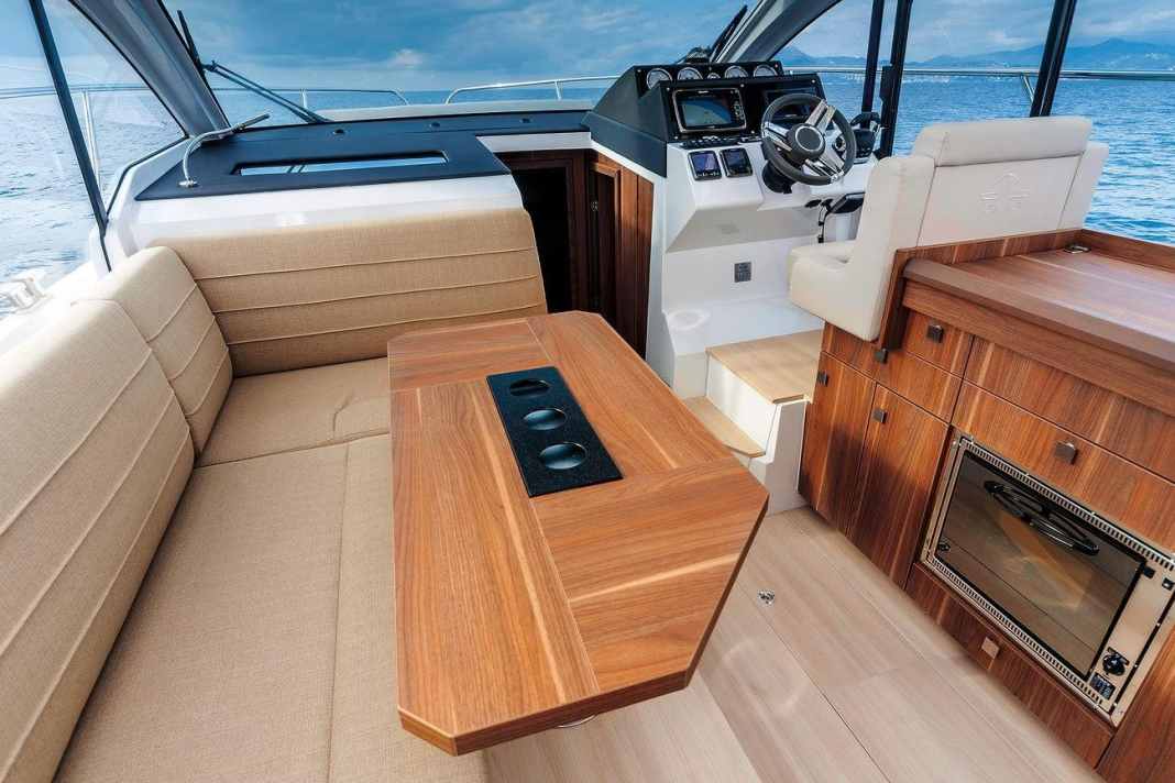 Sealine C330: Salonsitzecke