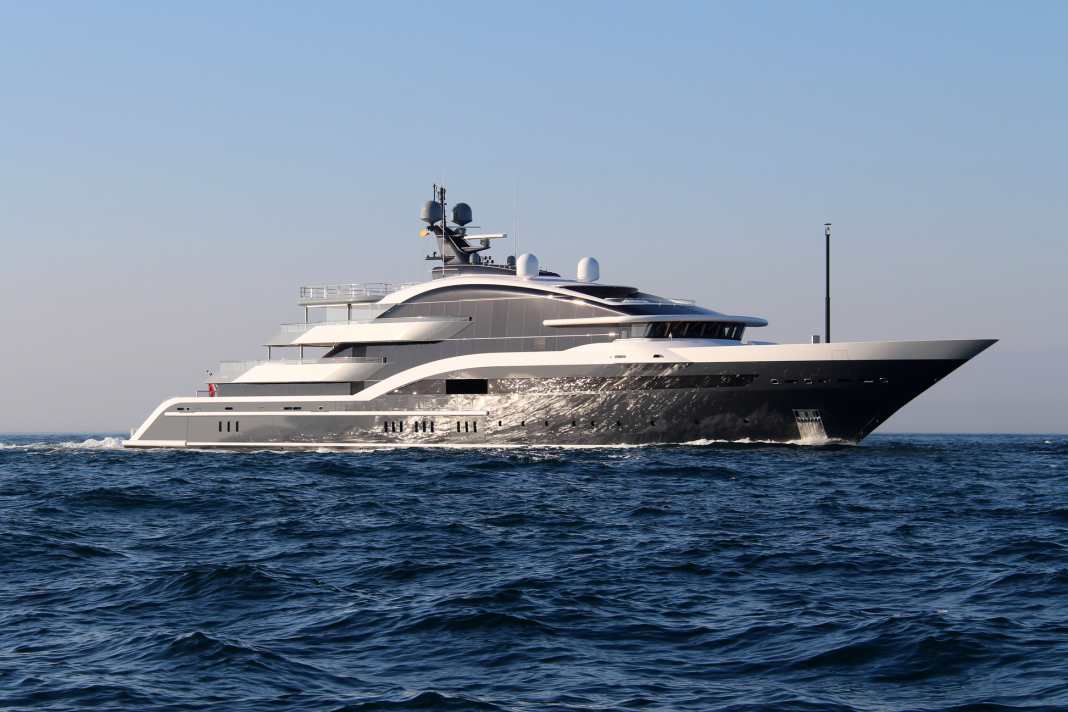 100th DAR: Fresh change: At the beginning of 2024, "Dar" moved from owner Ziyad Al Manaseer into the hands of US billionaire Robert Friedland. The Oceanco with lines by Luiz de Basto features atrium superstructures with a total of 400 square metres of exterior glass panes. The yacht's name is an acronym that stands for the client's children. Edmiston has had the yacht for twelve guests in its charter catalogue since 2023: 1.2 million euros.