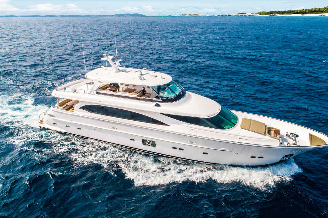 Offenes Vergnügen für die Bahamas: Diese 30 Meter  lange Horizon E98 steuert der  Kapitän ausschließlich auf dem Brückendeck. Die Werft bietet sie auch mit geschlossener Skylounge an. Den Speed von rund 20 Knoten liefern zwei Cat-Aggregate