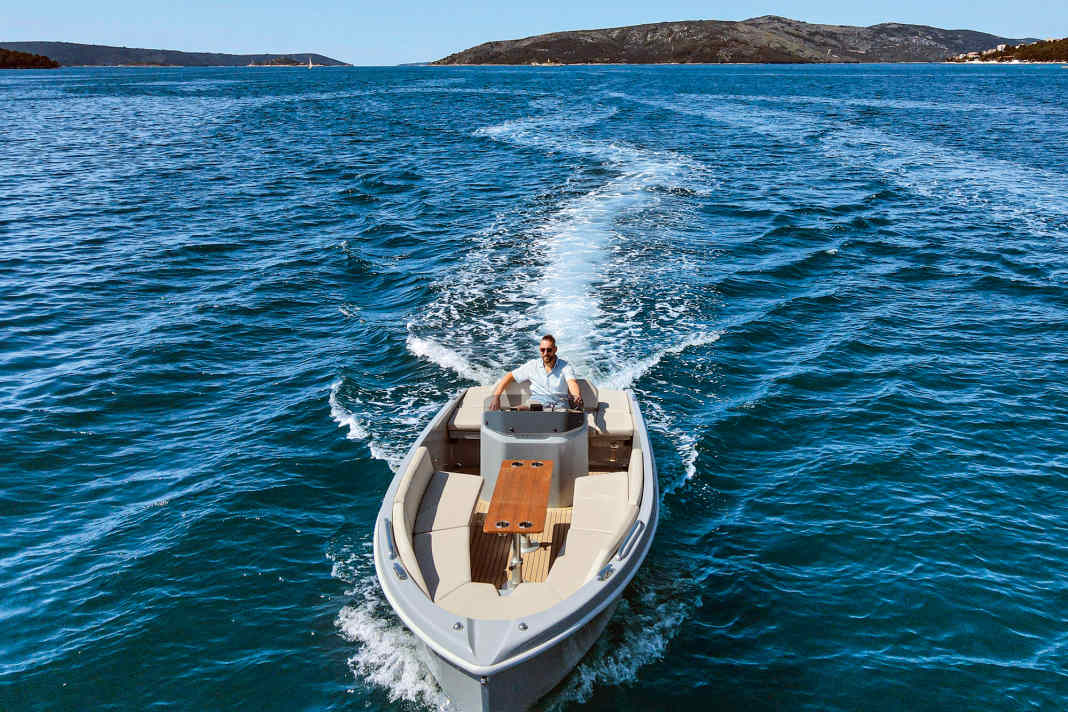 Rand Breeze 20: With a cruising speed of 4 knots, it only has to go to the charging station after 20 hours