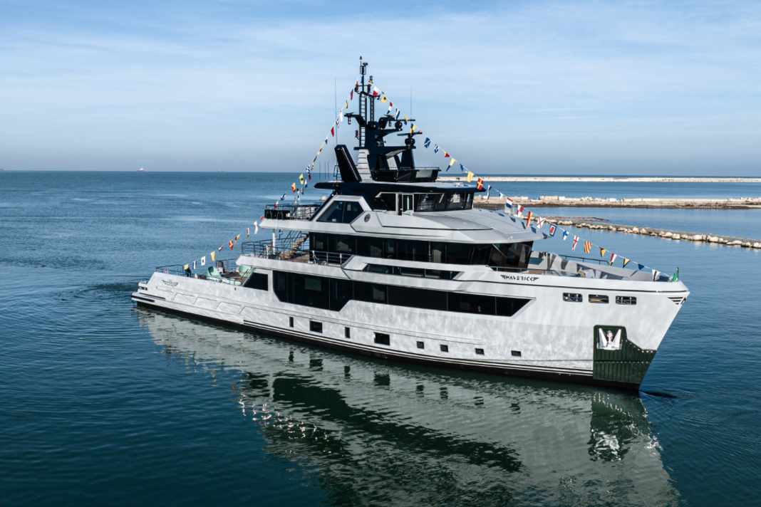 Explorer with jet references: The German owner and the Italian studio Hydro Tec also based the 44.30 metre long "Maverick" visually on the planes from Top Gun