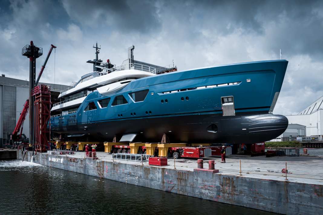 Die 60 mal 10,40 Meter rollen langsam aus der Halle