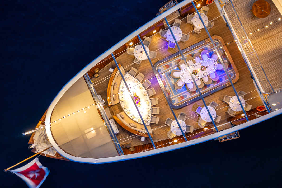 La "Christina O" fu varata in Canada nel 1953 come fregata HMCS Stormont. Aristotele Onassis la acquistò a basso costo dopo la guerra e la fece convertire a Kiel, con una piscina.