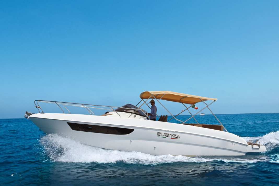 The maximum speed is around 11 knots