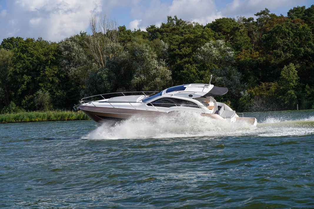Wer es gerne sportlich mag, kann mit rund 40 Knoten Topspeed erreichen