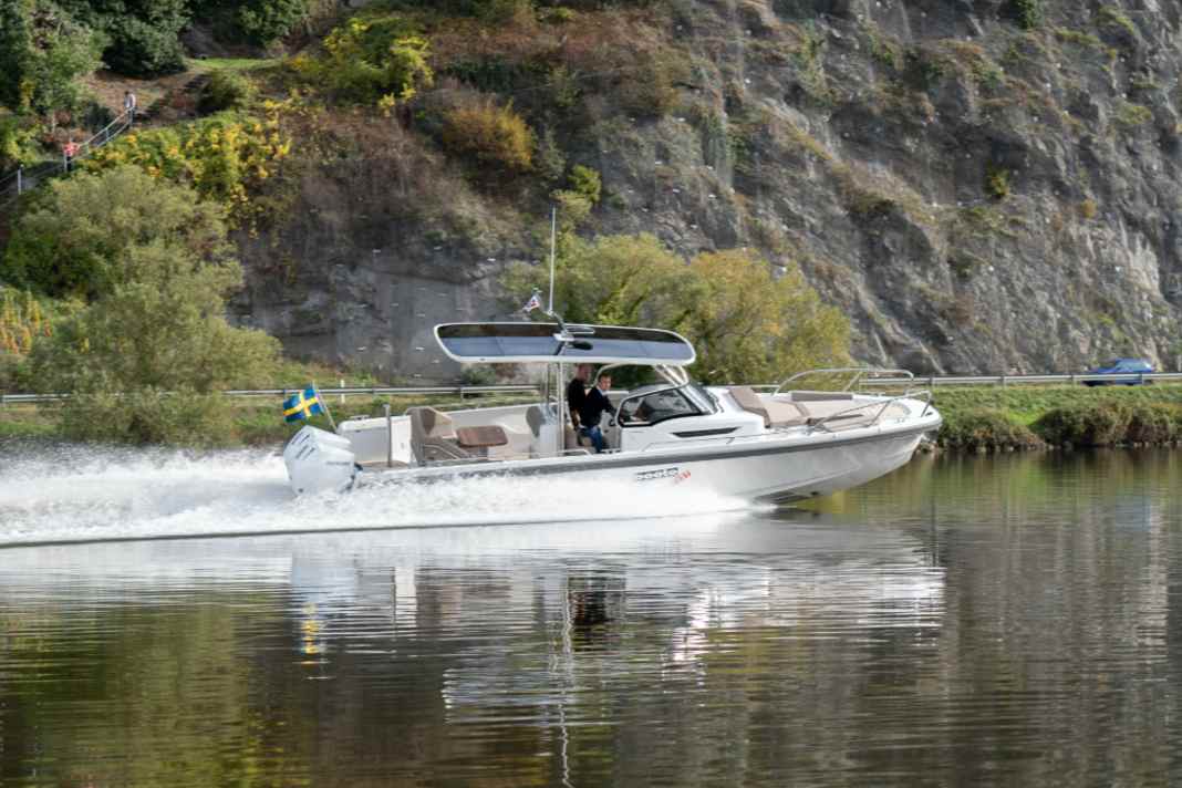 Die Nimbus T9 mit dem Panoramadach - ein Blickfang