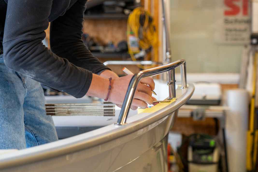 Als erstes müssen die Edelstahlaufnahmen angezeichnet werden