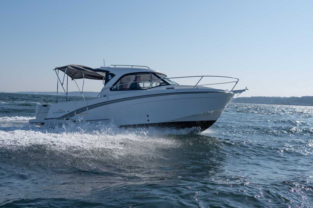 Die Beneteau Antares 7 gibt es in zwei verschiedenen Varianten...