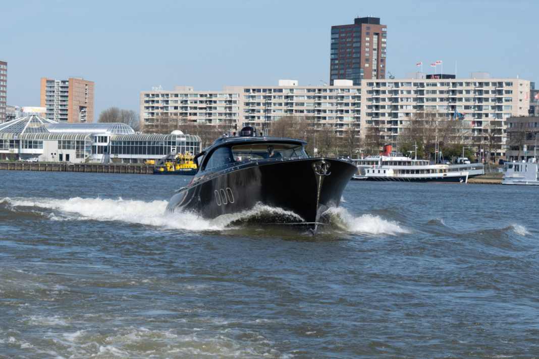Die Zeelander 6 im Test vor der Skyline von Rotterdam