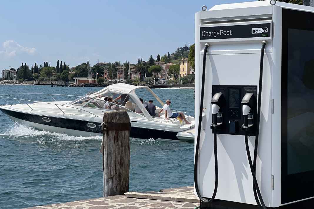 Elektro-Ladesäule am Gardasee