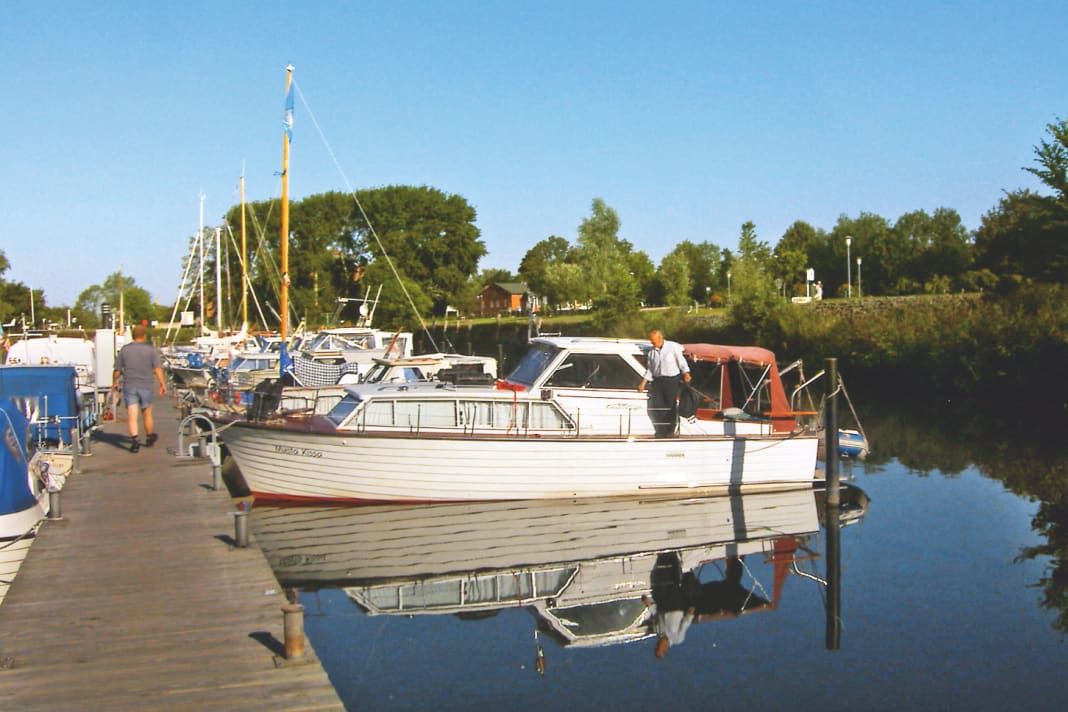 Sinking and salvage of the "Musta Kissa" off the Oste estuary.