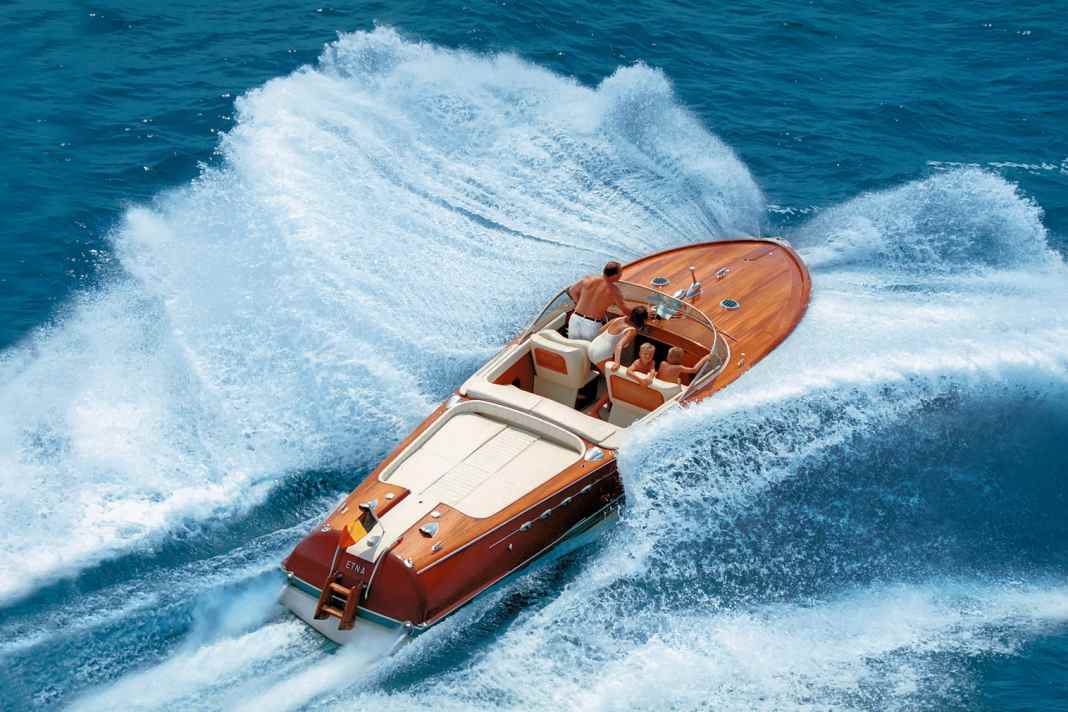Pure family happiness in 1962: the Aquarama "Etna" speeds towards the bay at 30 knots; the father steers, the mother navigates and the children sit in the protection of the curved windscreen. They relax at anchor on the sunbathing lawn