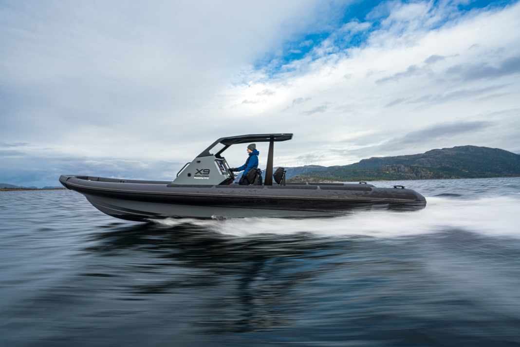 The Goldfish X9 is a RIB that is known for its quality and good sailing characteristics. We drove the boat in front of Floro, the headquarters of Evoy, the manufacturer of the e-drive