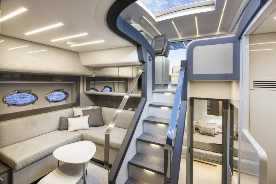 Pershing 62: Das Wohndeck ist edel