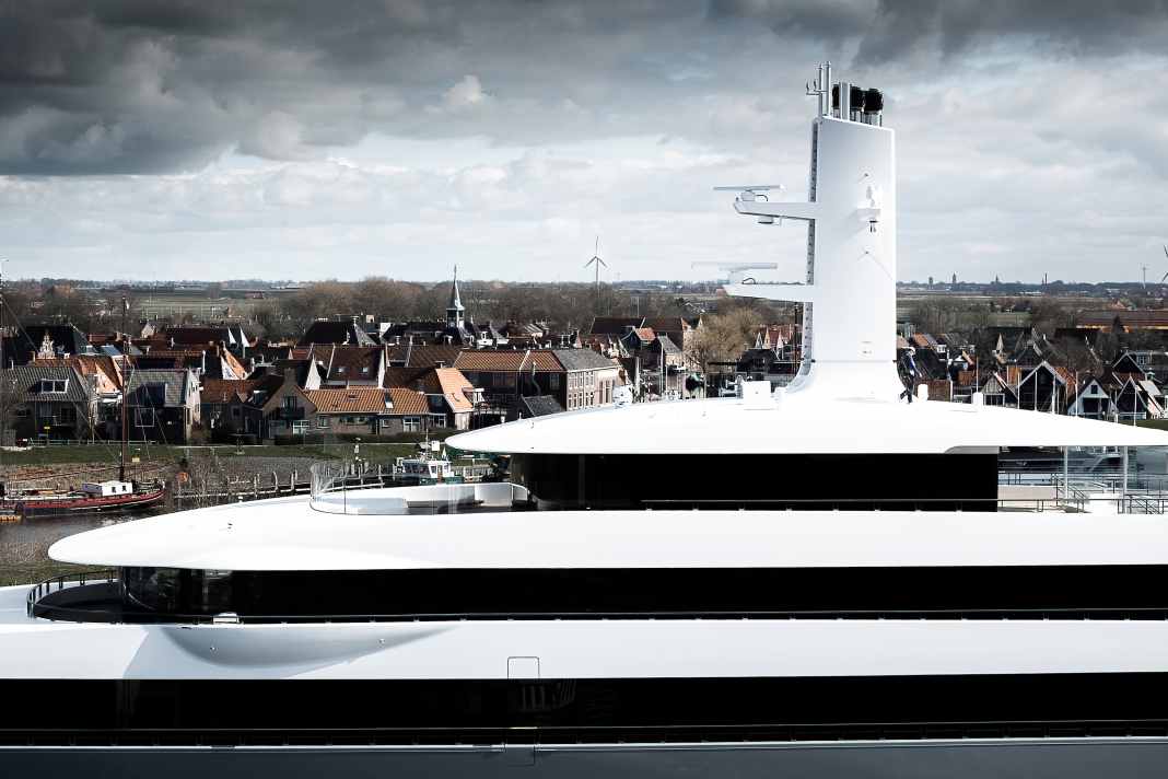 Bare mast: "Moonrise" (101 m) completely dispenses with XXL radomes. Instead, satellite receivers from Starlink were seamlessly integrated into the structure.