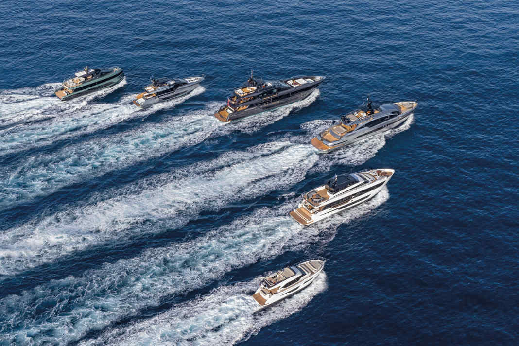 Die Viefalt der Ferretti-Flotte in Fahrt.Zur Gruppe gehören die Marken Riva, Pershing, Ferretti Ycahts, Wally, CRN, Custom Line und Itama.