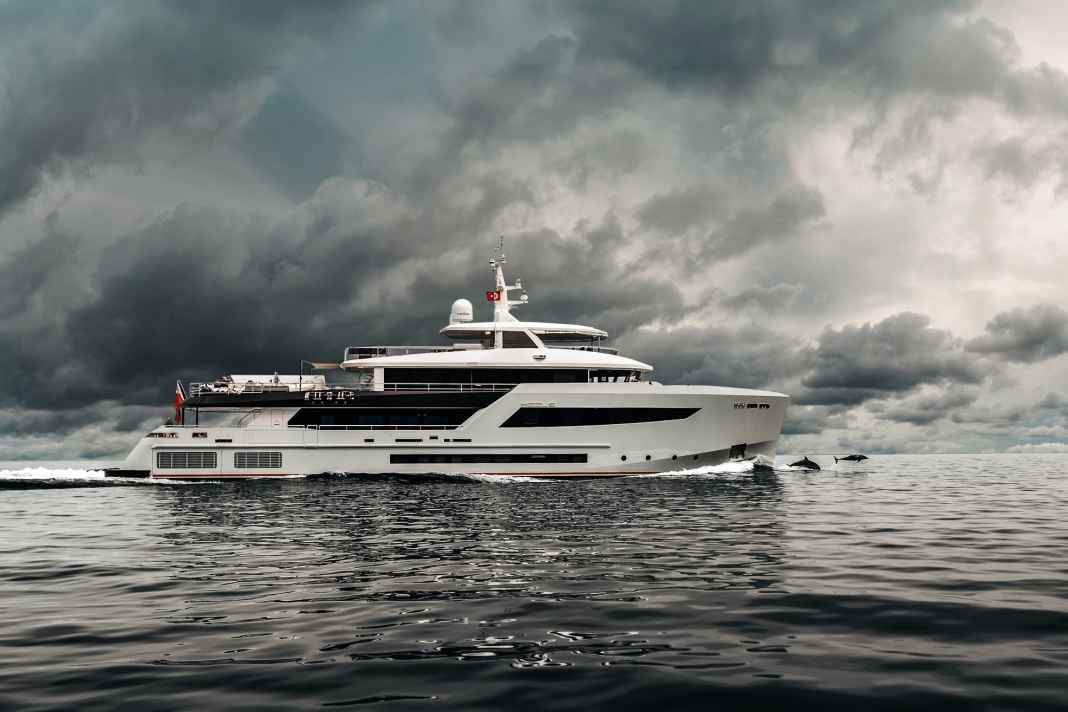 No need for sun: "Heeus" cuts a fine figure in true Explorer style even on a grey Turkish day and attracts dolphins. The exterior was designed by Australian Scott Blee with shipyard founder Mikhailov. Fully electric, the 44 metres can reach up to eight knots, diesel-powered it is 15 knots.