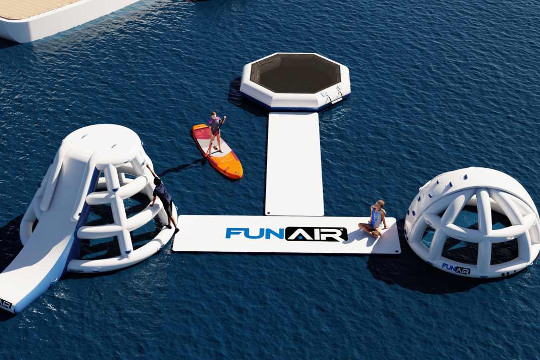 Stabile Matten verbinden die Module zu einem Wasserpark.