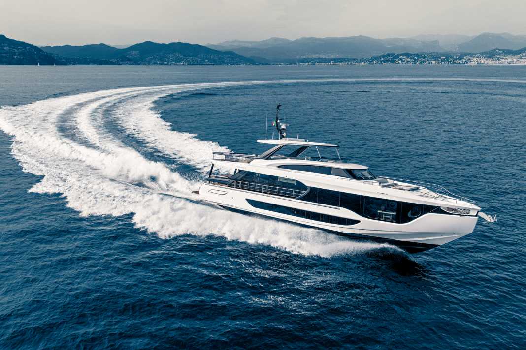 Vollspeed: Die Azimut Grande 26M rauscht mit bis zu 28 Knoten durch das Wasser. Dank der leichten Struktur und der Pod-Antriebe kommt sie mit rund 20 Prozent weniger Treibstoff aus als vergleichbare Modelle. Das Humphree-Trimmsystem hebt das Heck an und bringt zusätzliche Stabilität.