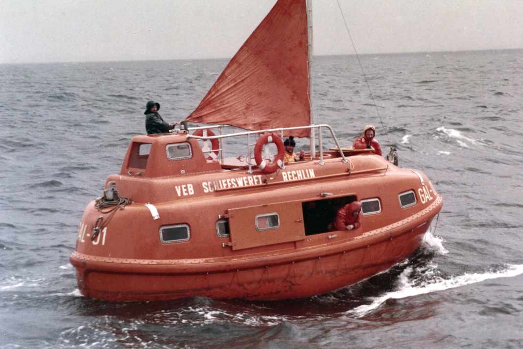 Ein komplett geschlossenes und selbstaufrichtendes Rettungsboot der GAL-Serie in den 80er Jahren. Die Schiffswerft Rechlin galt als Spezialbetrieb für Rettungsboote