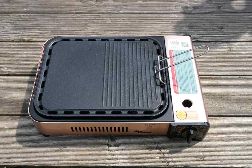 The appliance is similar to a single-burner camping cooker, but the gas burner heats a grill plate or optionally a large pan. The Campingaz cartridge is inserted at the side, the barbecue is easy to use and worked perfectly in the test. When not in use, it disappears into the case supplied. The price is very attractive