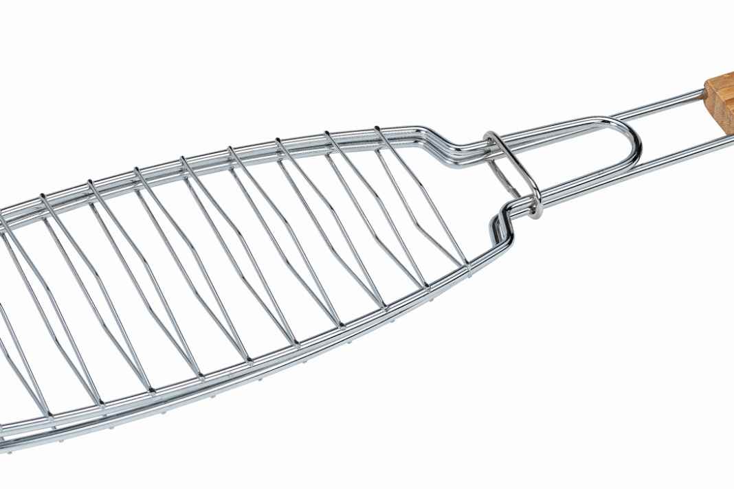 Fischen: Der Grillstar-Fischbräter erleichtert es, einen ganzen Fisch auf dem Grill zu garen. Mit Holzgriff. Preis: ca. 7 Euro