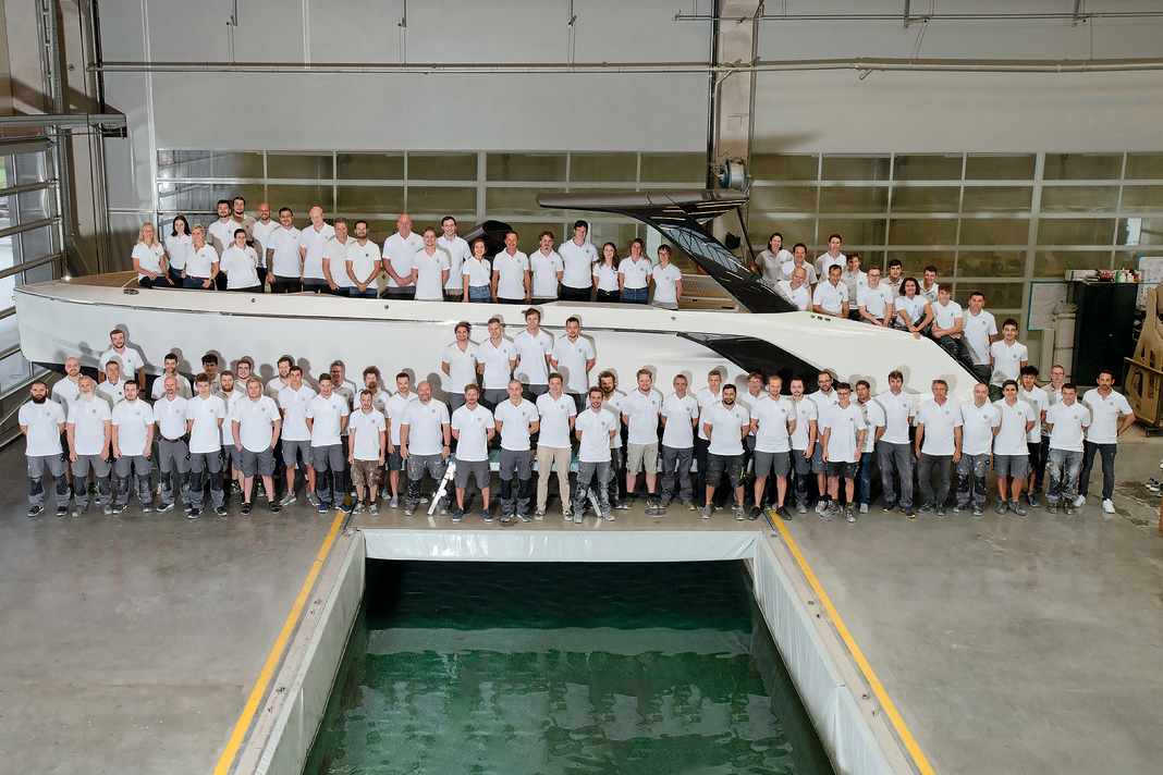 In der neuen Werft in Ohlsdorf stellen rund 90 Mitarbeiter etwa 80 Boote pro Jahr her.