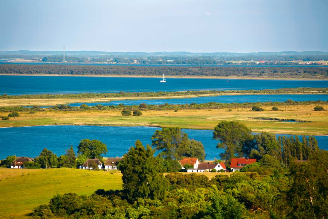 Blick vom Dornbusch auf den Vitter Bodden, die zu Rügen gehörende Landzunge Bug und Halbinsel Wittow