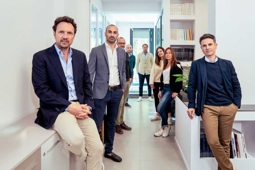 Studio Bozzo: Der Chef und sein Team aus Designern und Konstrukteuren arbeiten nahe Viareggio in  Pietrasanta. Hier  kommen fast alle  Leistungen aus einer Hand.