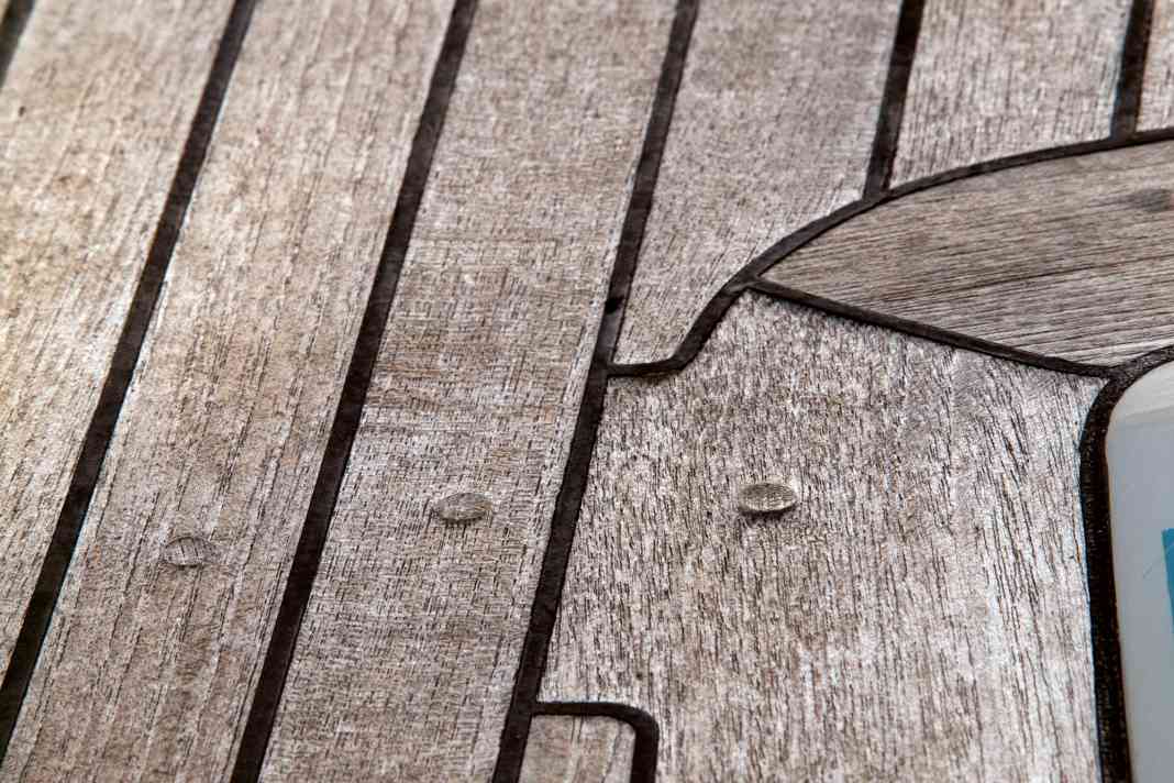 Überstehende Fugen reißen  leicht ab und hindern Regenwasser am Ablaufen. Das Holz leidet, und Algen wachsen