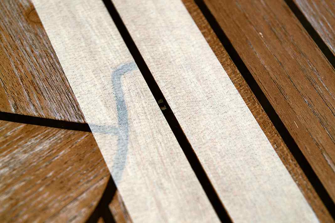 Tritt beim Schleifen ein Lufteinschluss in der Fugenmasse zu­tage, diesen mit dem Stecheisen öffnen, reinigen und abkleben