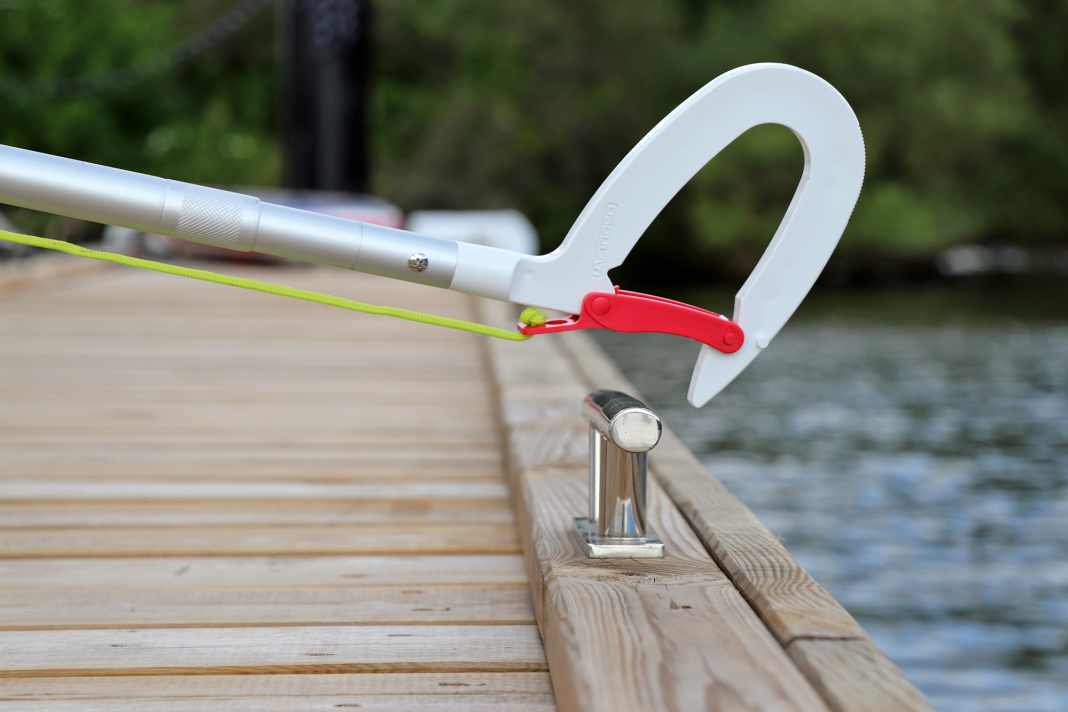 Zum Überbringen der Leinen wird die Sichel von oben über die Klampe gezogen